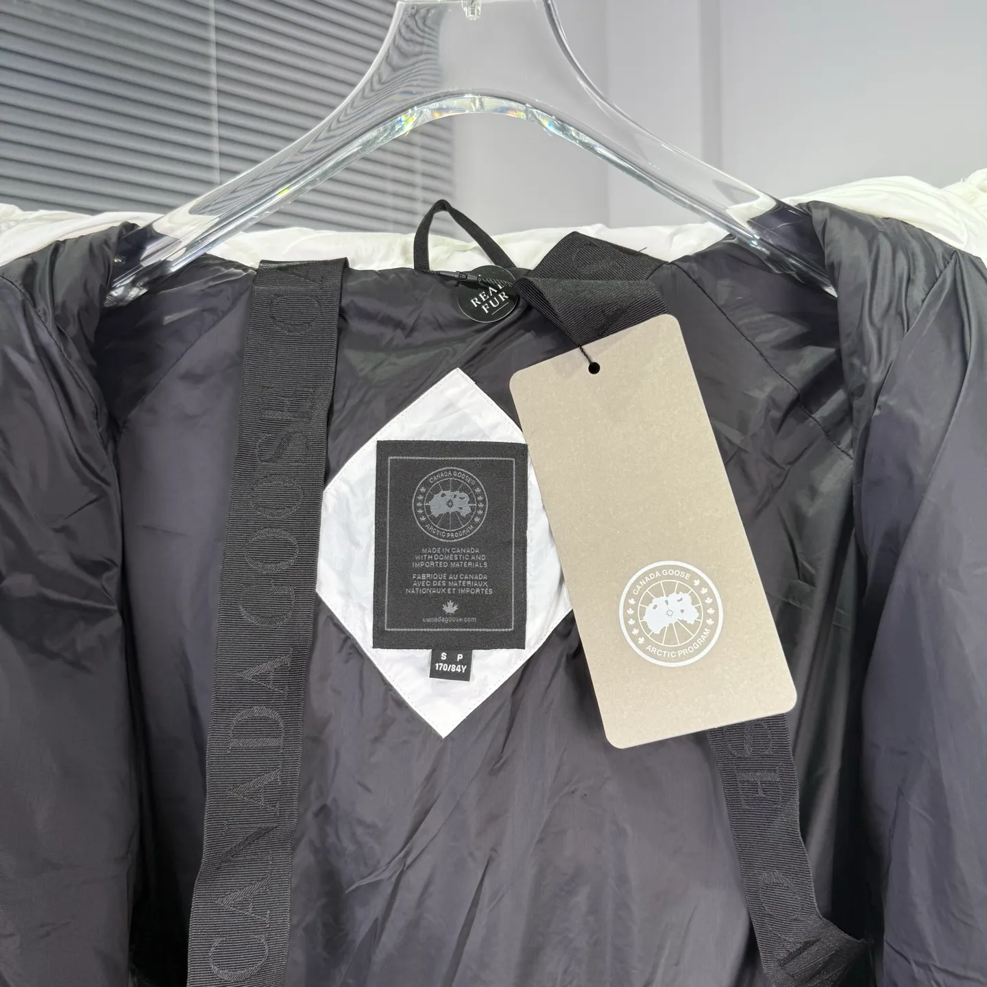 P880 High-end quality 𝑪𝒂𝒏𝒂𝒅𝒂 𝑮𝒐𝒐𝒔𝒆｜Canada Goose Black Label Street Sewing Logo Label Short Down Jacket/Ouyang Nana Generation / Unisex Style 𝗦𝗶𝘇𝗲：𝗫𝗦 𝗦 𝗠 𝗟 𝗫𝗟 𝗫𝗫𝗟 Product color: black, pure white, off-white, cherry blossom pink, green, brown, Coding: 𝟬𝟬𝟬𝟲𝟭𝟬𝗖